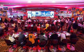 Live Hot Pot table on qqstarvegas with dealer and multiple player seats